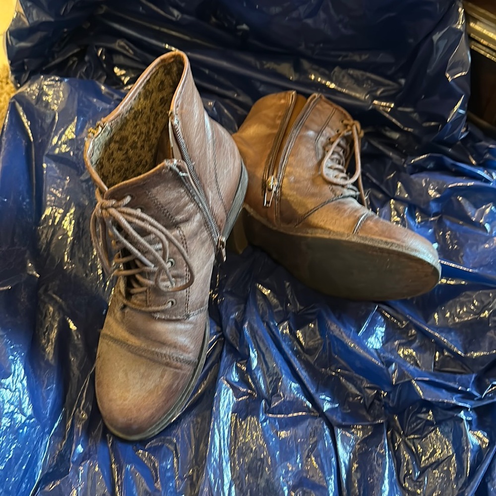 Women’s Steve Madden lace up/zip up boots